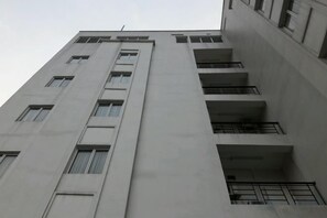 Ein mehrstöckiges Gebäude mit mehreren Balkonen und Fenstern.