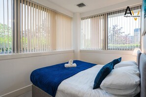 2 bedrooms, iron/ironing board, free WiFi, bed sheets - Modern 2-Bed Apartment: Your Central Getaway (Milton Keynes)