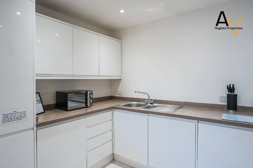 Modern 2-Bed Apartment: Your Central Getaway