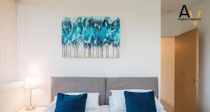 Modern 2-Bed Apartment: Your Central Getaway