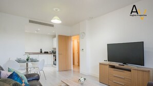 Un appartement moderne comprenant un salon, un coin repas et une cuisine.
