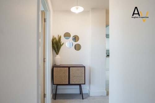 Modern 2-Bed Apartment: Your Central Getaway