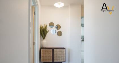 Modern 2-Bed Apartment: Your Central Getaway