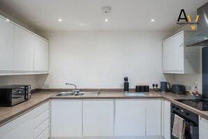 Fridge, microwave, oven, stovetop - Modern 2-Bed Apartment: Your Central Getaway (Milton Keynes)