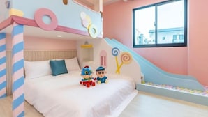 A children's room with a bunk bed, toys, a slide, and a ball pit. - Field Time Homestay (Yilan)