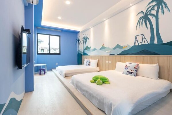 Une chambre d’hôtel avec deux lits, une télévision, une fenêtre et une fresque représentant des palmiers et des montagnes.