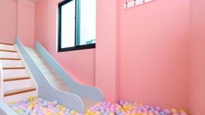 A children's play area with a slide and ball pit. - Field Time Homestay (Yilan)