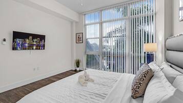 2 habitaciones, escritorio y tabla de planchar con plancha