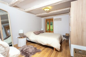 6 bedrooms, iron/ironing board, travel cot, WiFi