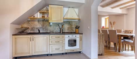 Réfrigérateur, four à micro-ondes, un four, surface de cuisson