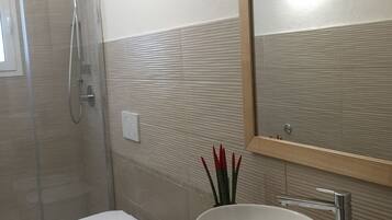 Bruser, hårtørrer, bidet, håndklæder