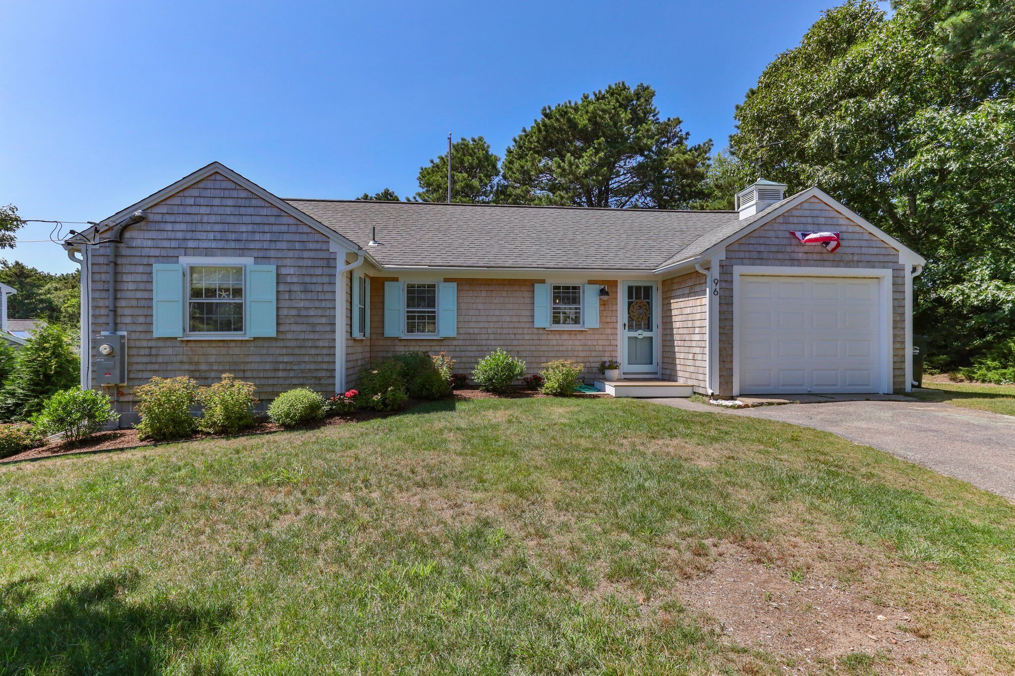 Hardings Beach Chatham Stunner!  Renovated!  Walk to Beach!