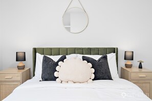 4 bedrooms, iron/ironing board, WiFi, bed sheets