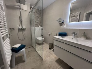 Shower, hair dryer, towels, toilet paper - Fewo mit Sauna u. Schwimmbad, TOP Lage, 50 m zur Fuzo und 300 m zum Strand (Sylt)