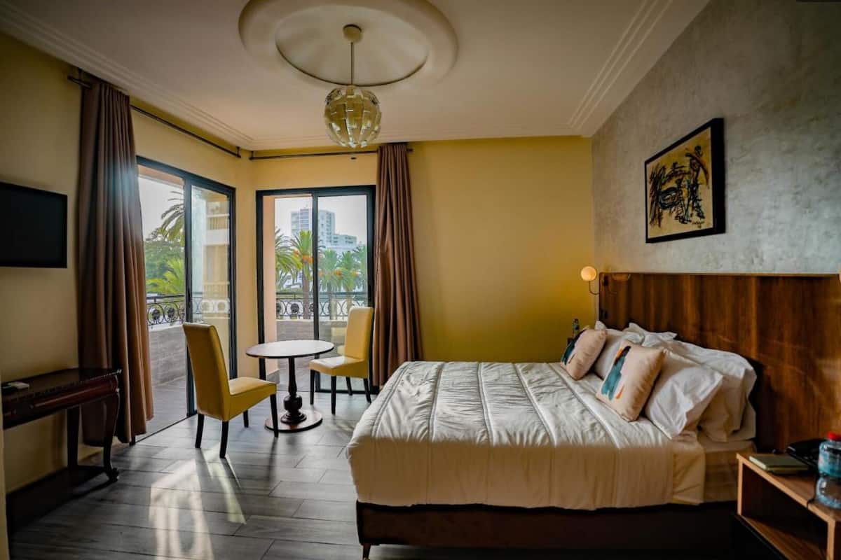 Suite Confort, balcon, vue sur la ville | Bureau, accès au Wi-Fi (inclus)
