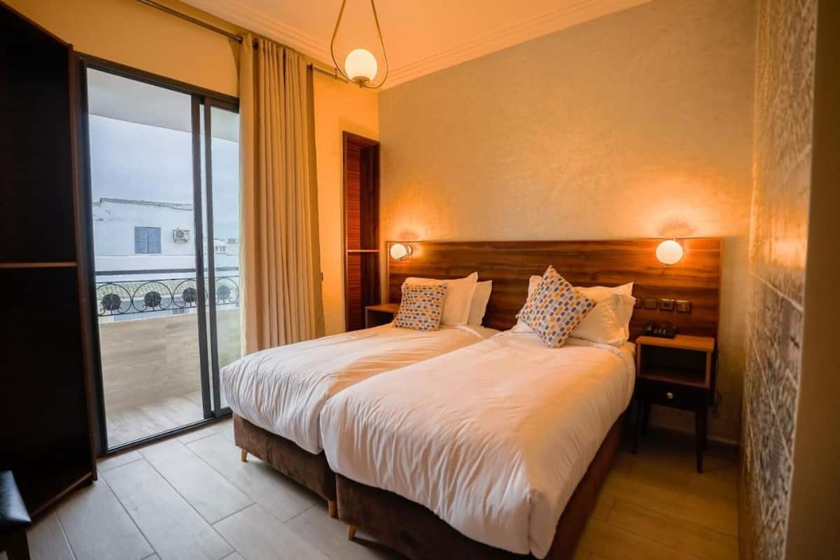 Chambre classique double, balcon, vue sur la ville | Bureau, accès au Wi-Fi (inclus)
