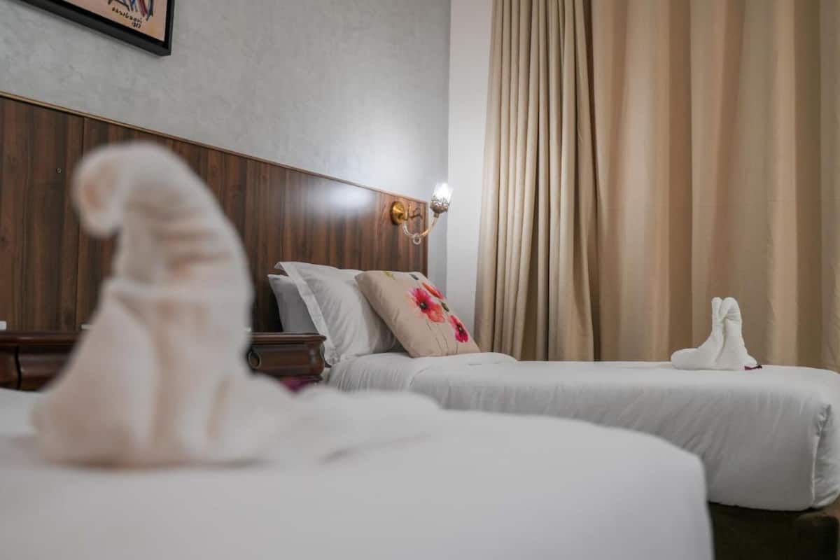 Chambre triple classique, balcon, vue sur la ville | Bureau, accès au Wi-Fi (inclus)