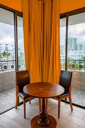 Quarto solteiro clássico, sacada, vista para a cidade | Escrivaninha, Wi-Fi de cortesia