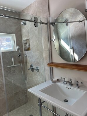 Douche, baignoire à jets, sèche-cheveux, serviettes fournies