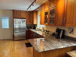 Mikrovågsugn, diskmaskin, grytor/köksredskap och kryddor