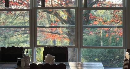 Peaceful & quiet 4-bedroom w pool, lovely garden, deck, outdoor shower, WiFi, AC