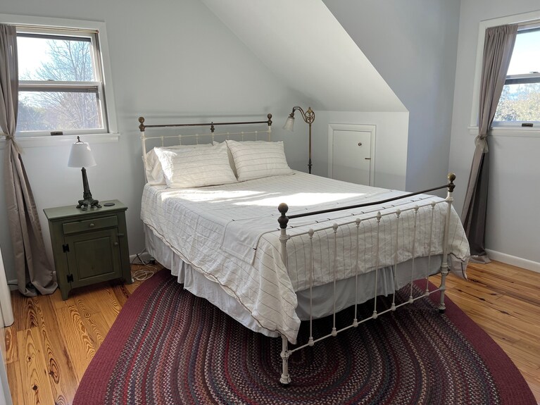 Peaceful & Quiet 4-bedroom W Pool, Lovely Garden, Deck, Outdoor Shower, Wifi, Ac - Ghent, NY