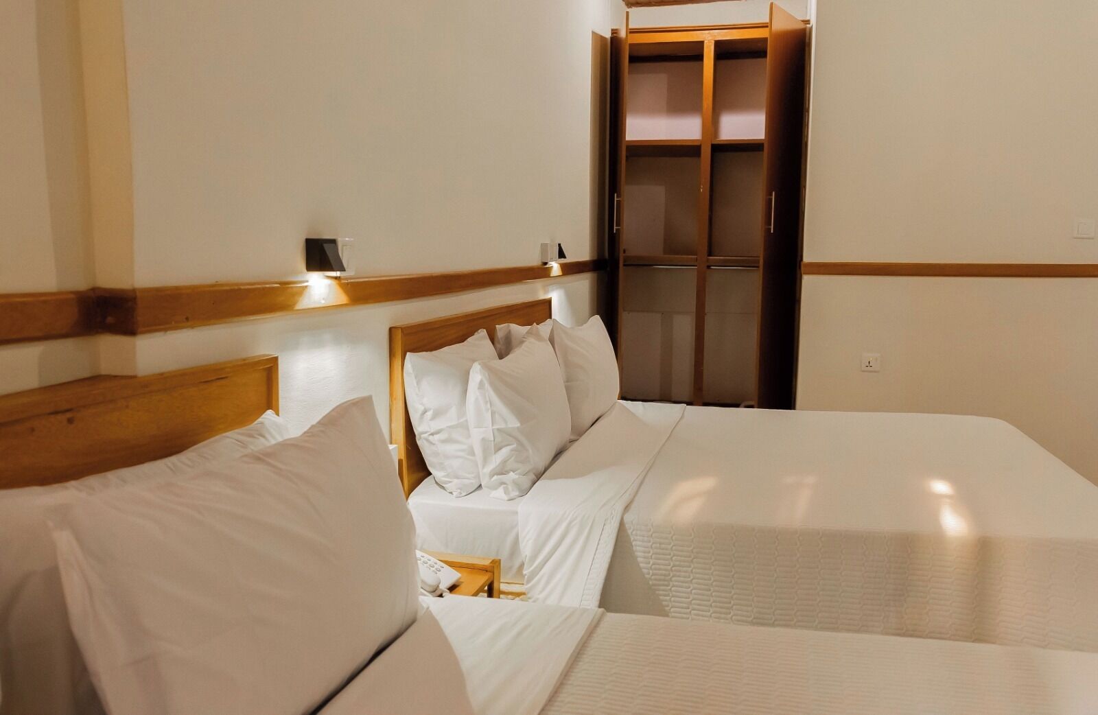 Kamar Twin Junior | Meja kerja, ruang kerja ramah laptop, dan setrika/meja setrika