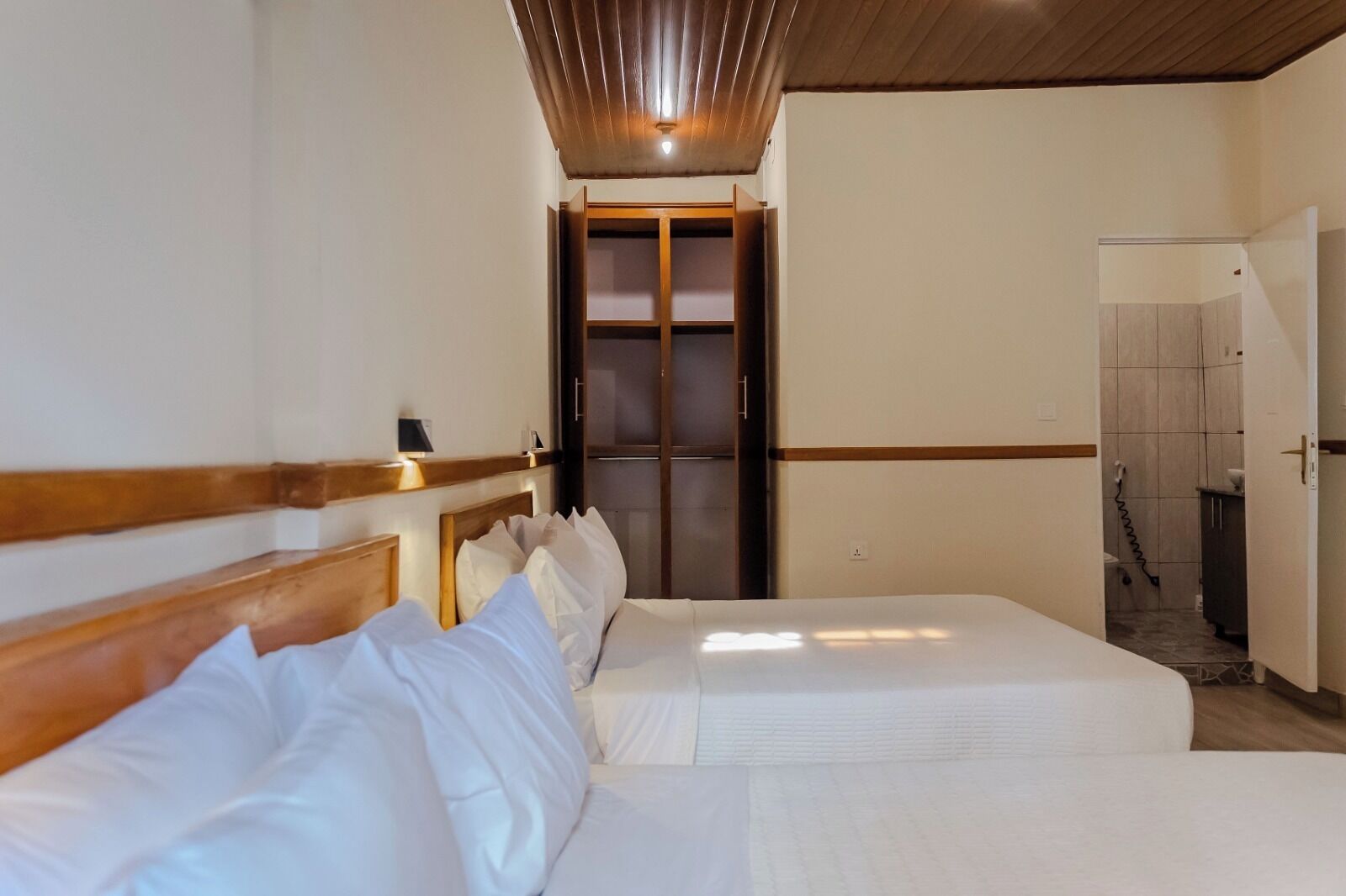 Phòng 2 giường đơn Junior | Bàn, khu vực làm việc phù hợp cho laptop, bàn ủi/dụng cụ ủi quần áo 