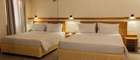 Junior Twin Room | Desk, laptop workspace, iron/ironing board, free WiFi