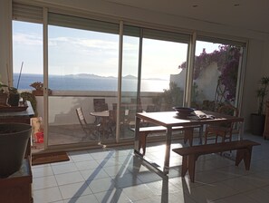 Dining - Viila Gyptis : Maison Avec vue Imprenable sur la mer à 2 pas de la Plage (Marseille)
