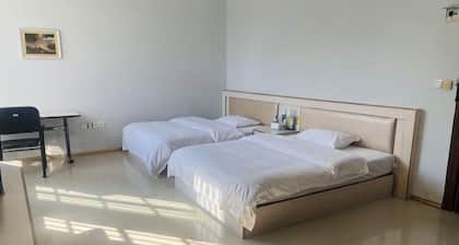 Chongzuo City Middle Business Hotel