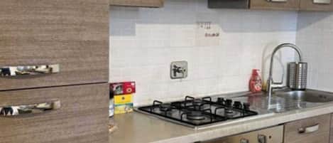 オーブン、コンロ、コーヒー / ティーメーカー、調理器具と食器