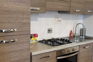 Oven, stovetop, coffee/tea maker, cookware/dishes/utensils - Holiday Home in Pontedera "Michelangelo Apartment" (Pontedera)