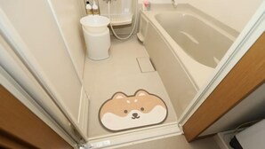 Ein Badezimmer mit Badewanne, Toilette und Dusche.