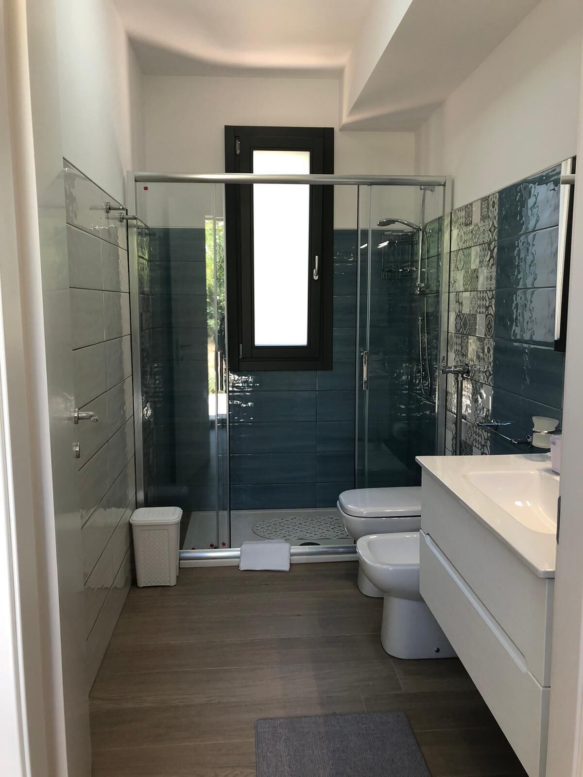 Een douche, een haardroger, een bidet, handdoeken