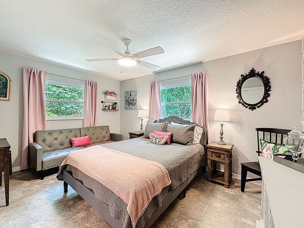 3 bedrooms, desk, iron/ironing board, free WiFi