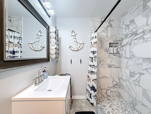 Secador de pelo, bidet, toallas, jabón