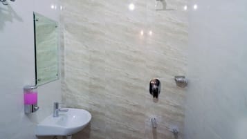 Deluxe Double Room | Bathroom | Free toiletries, towels, soap, shampoo