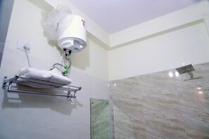 Deluxe Double Room | Bathroom | Free toiletries, towels, soap, shampoo - Hotel Kawa (Jaipur)