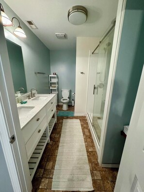 Dusch, hårtork, handdukar och tvål