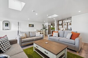 TV - The Butchers Loft - Martinborough Holiday Home (Martinborough)