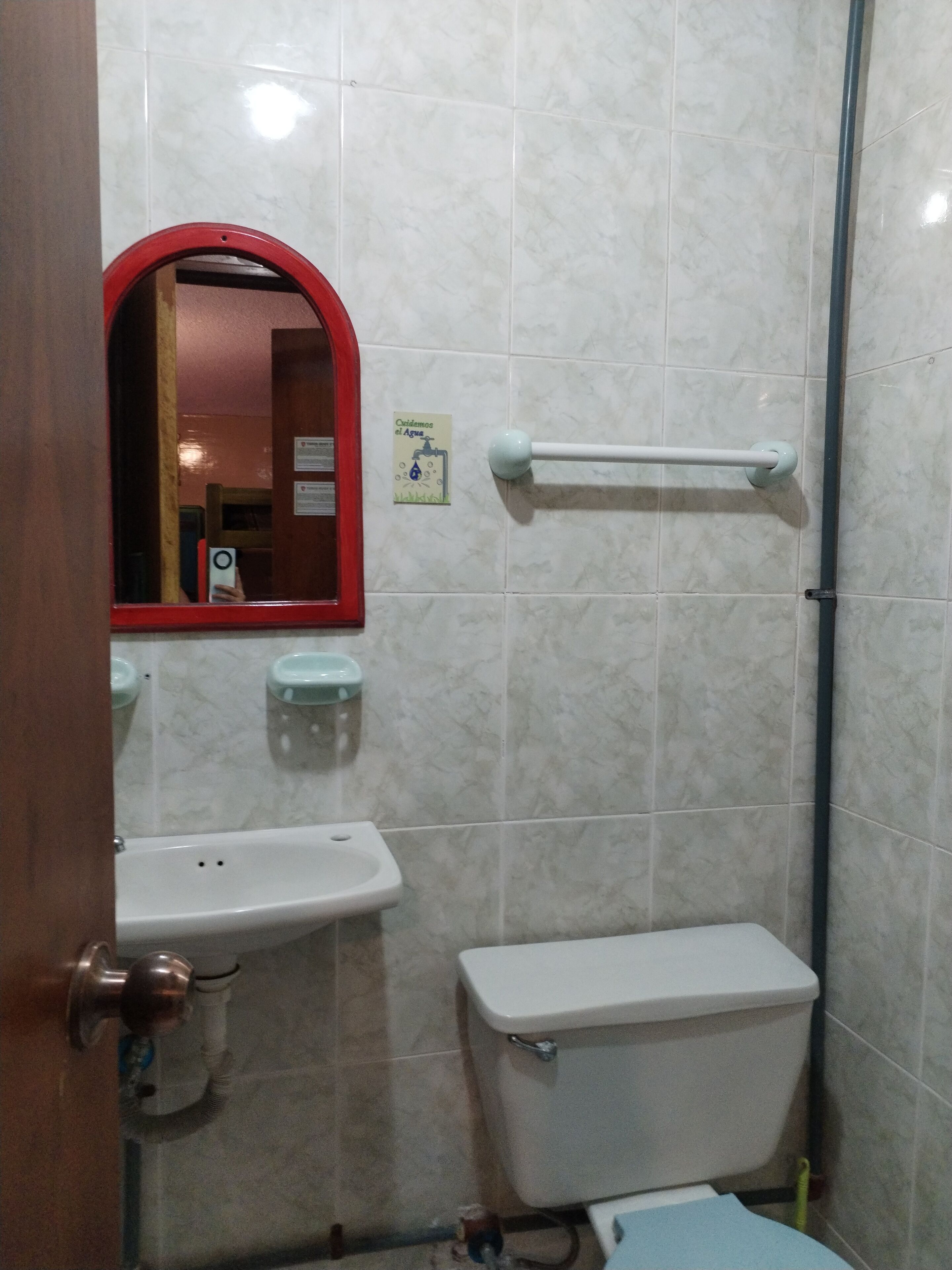 シャワー、タオル、石鹸、シャンプー