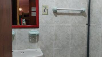 Regadera, toallas, jabón, shampoo