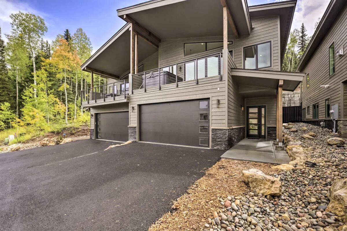 Don't Miss!: Lakeside/Ski Paradise: Jacuzzi, BBQ & Trails! Unwind in Luxury!