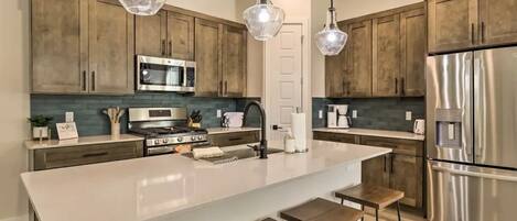 Frigorífico, microondas, horno y placa de cocina