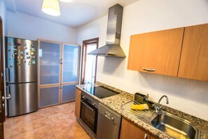 Een koelkast, een microgolfoven, een oven, een vaatwasser