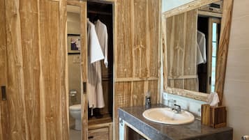Douche, articles de toilette gratuits, sĂšche-cheveux, peignoirs