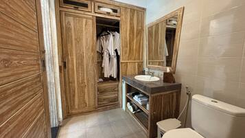 Pancuran mandi, kelengkapan dandanan diri percuma, pengering rambut