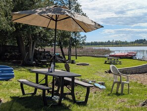 Outdoor dining - Charming 4-bedroom cottage ON Tawas Lake Pet, kid-friendly. Great Bird watching! (East Tawas)