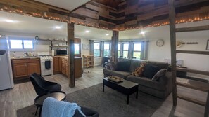 Smart TV, chimenea, videojuegos y libros